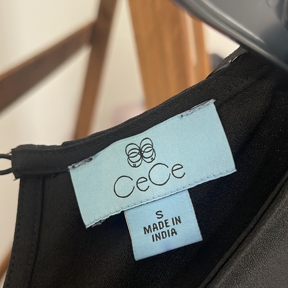 Black blouse with detailed arm design - Picture 3 of 4